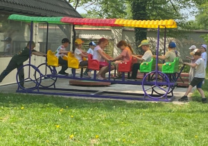 Wspólna zabawa na huśtawce