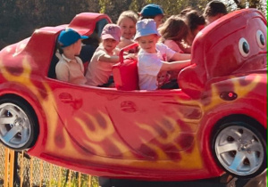 Dzieci siedzą w wagoniku