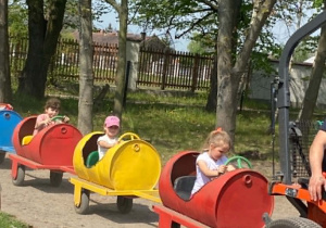 Dzieci siedzą w wagonikach