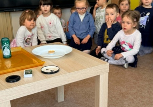 Dzieci obserwują doświadczenia.