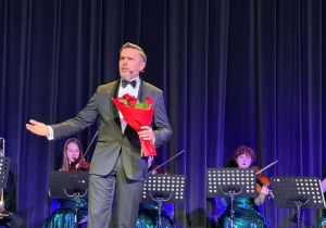Tenor śpiewa dla pani dyrektor.