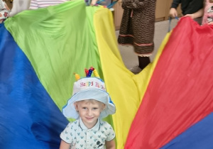 chłopiec siedzi na chuście animacyjnej