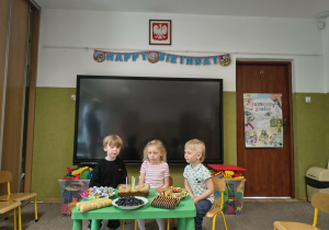 jubilaci zdmuchują świeczki