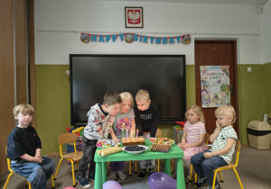 jubilaci zdmuchują świeczki