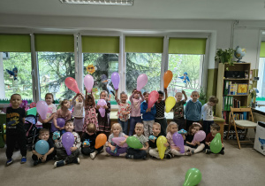 dzieci pozują z balonami do wspólnego zdjęcia