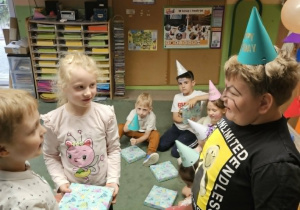 Basia i Tymek składają życzenia Patrykowi