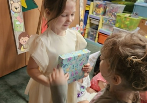 Marysia wręcza prezent Michalinie