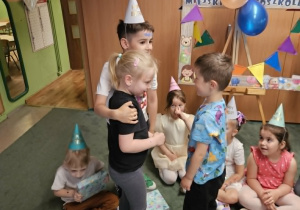 Pola i Staś składają życzenia Piotrkowi