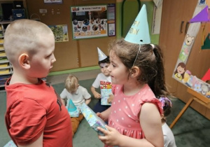 Maciek wręcza prezent Hani