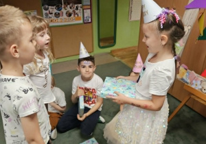 Julia i Franek wręczają prezent Soni