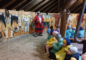 Dzieci słuchają ciekawostek o życiu Indian.