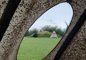 Widok na tipi i ziemiankę.