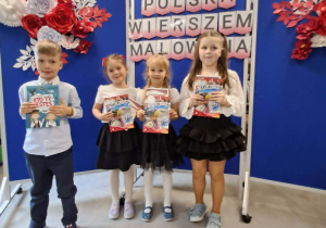 Dzieci pokazują nagrody