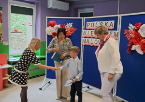 Chłopiec otrzymuje nagrodę