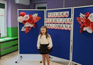 Dziewczynka recytuje wiersz