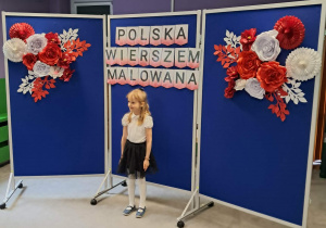 Dziewczynka recytuje wiersz