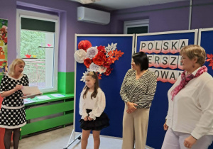 Dziewczynka otrzymuje nagrodę