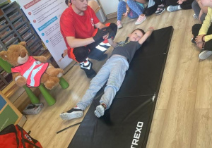 Chłopiec leży na materacu