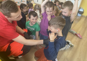 Chłopiec słucha swojego serca