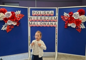 Dziewczynka recytuje wiersz.