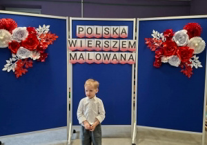 Chłopiec recytuje wiersz.