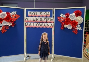 Dziewczynka recytuje wiersz.