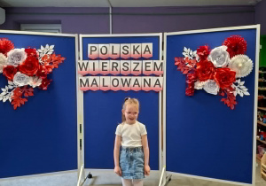 Dziewczynka recytuje wiersz.