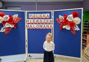Dziewczynka recytuje wiersz.