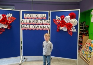 Chłopiec recytuje wiersz.