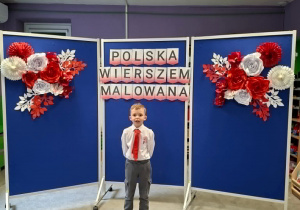 Chłopiec recytuje wiersz.