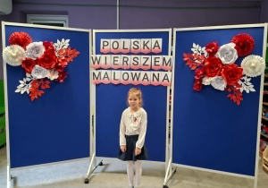Dziewczynka recytuje wiersz.