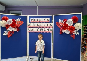 Chłopiec recytuje wiersz.