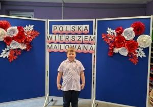 Chłopiec recytuje wiersz.