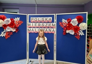 Dziewczynka recytuje wiersz.