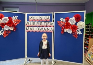 Dziewczynka recytuje wiersz.