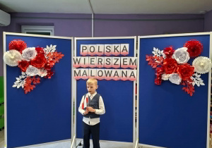 Chłopiec recytuje wiersz.