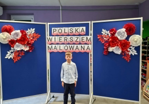 Chłopiec recytuje wiersz.