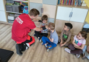 dziecko przez stetoskop słucha bicia serca