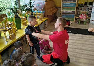 dziecko przez stetoskop słucha bicia serca