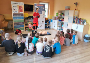 Zajęcia edukacyjne z ratownikiem medycznym.
