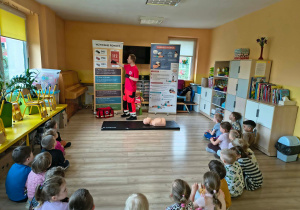 Zajęcia edukacyjne z ratownikiem medycznym.