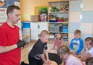 Masaż serca.
