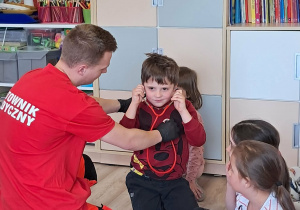 Chłopiec słucha bicia serca za pomocą stetoskopu.