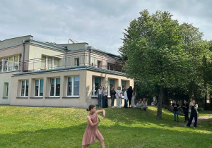 Pokaz taneczny w ogrodzie.