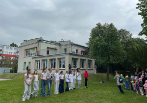 Pokaz taneczny w ogrodzie.