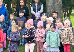 Dzieci oglądają pokaz taneczny.