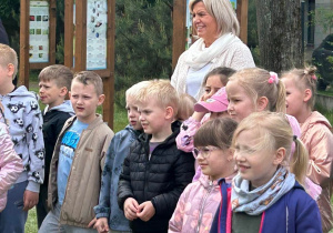 Dzieci oglądają pokaz taneczny.