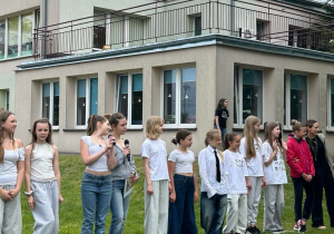 Pokaz taneczny w ogrodzie.