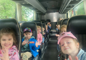 dzieci w autobusie