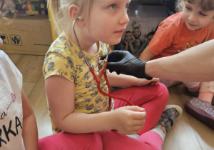 Apolonia słucha bicia swojego serca